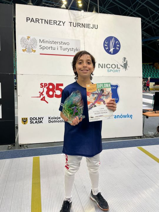 Genç eskrimciler Avrupa'da podyumda