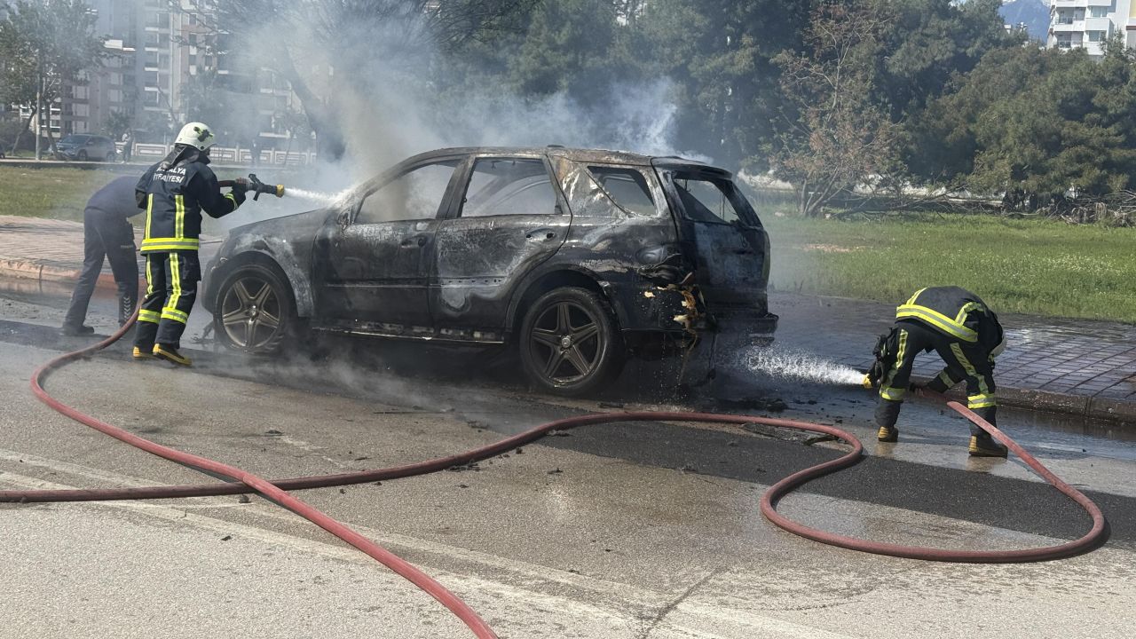 Alev alan otomobilindeki kedisini son anda kurtardı