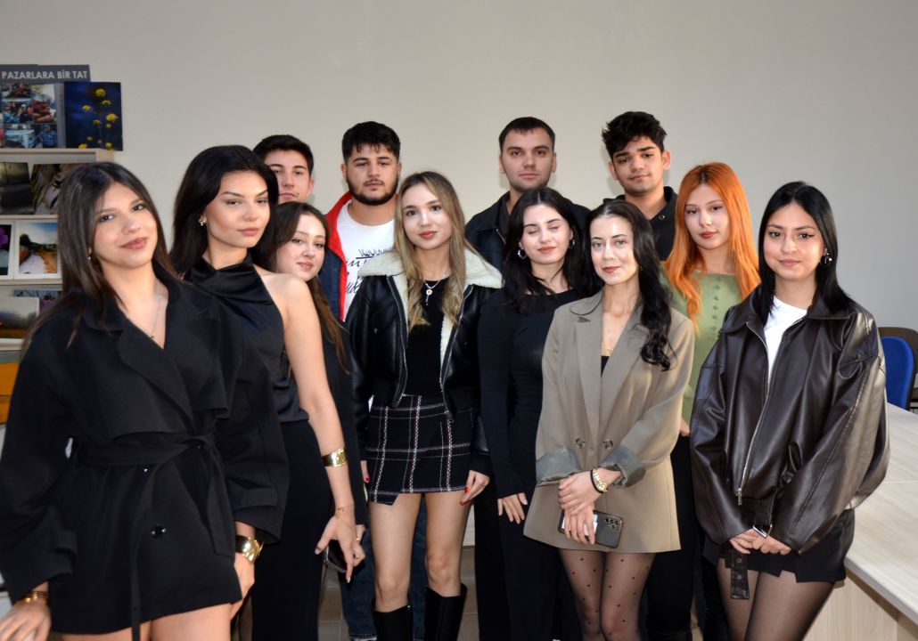 Üniversite öğrencileri ilkokulun kapılarını boyadı