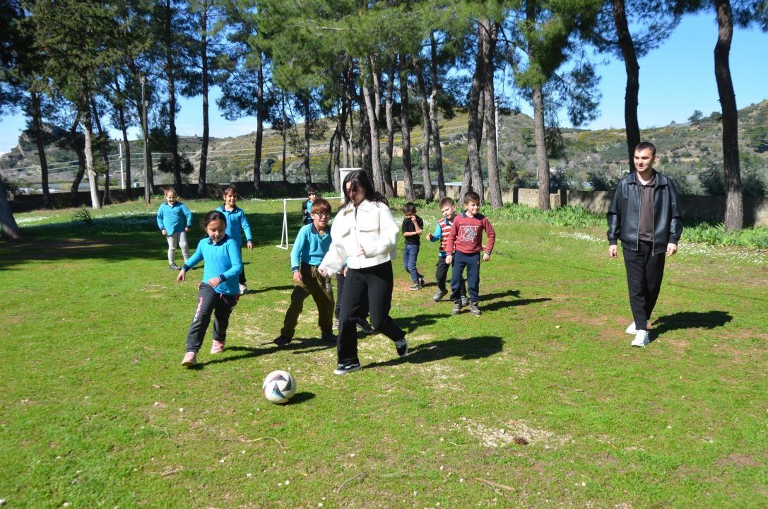 Üniversite öğrencileri ilkokulun kapılarını boyadı