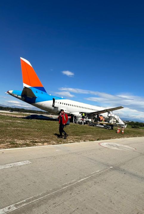 Antalya'da 'sabıkalı' uçağın sökümüne başlandı