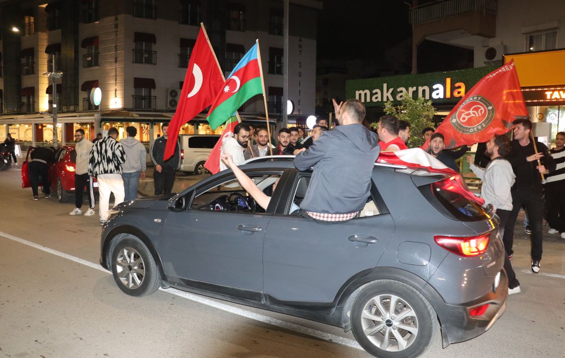Milli takımın galibiyeti Antalya'da coşkuyla kutlandı