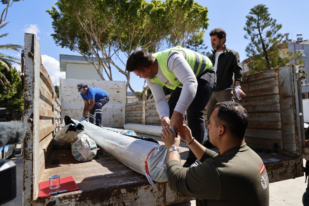 Hortum ve yağıştan zarar gören Kumlucalı çiftçilere sera naylonu desteği