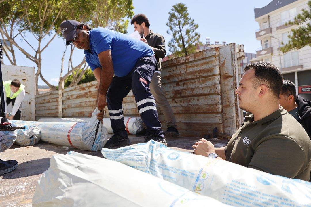 Hortum ve yağıştan zarar gören Kumlucalı çiftçilere sera naylonu desteği