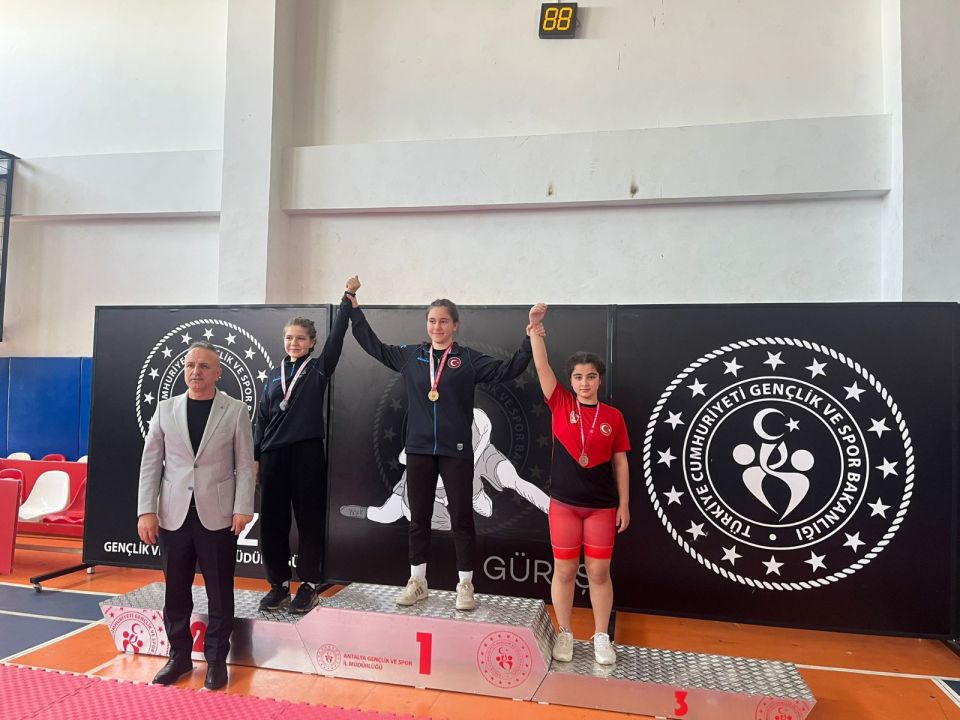 Serikli güreşçilerden 2 madalya