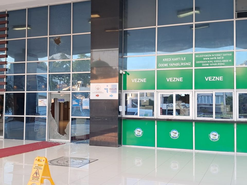 Serik Belediye binasına av tüfeğiyle ateş açan şüpheli gözaltına alındı