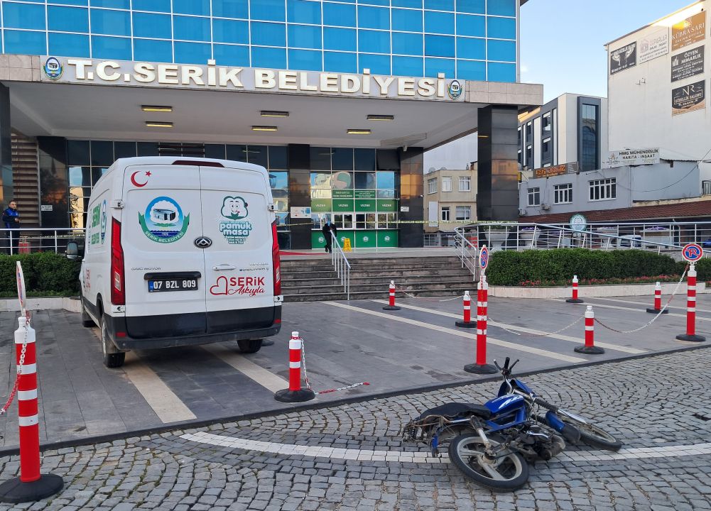 Serik Belediye binasına av tüfeğiyle ateş açan şüpheli gözaltına alındı