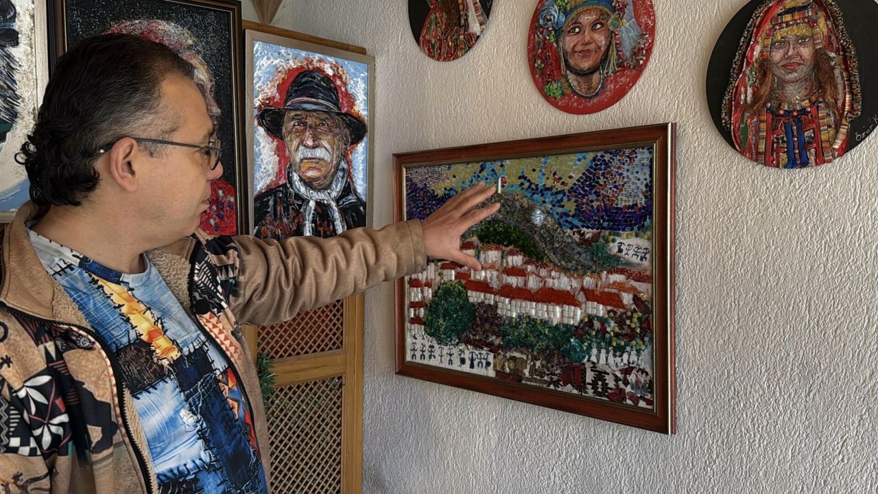 Tarihi semtte çay posasından portakal filesine, her şeyi esere dönüştürüyor