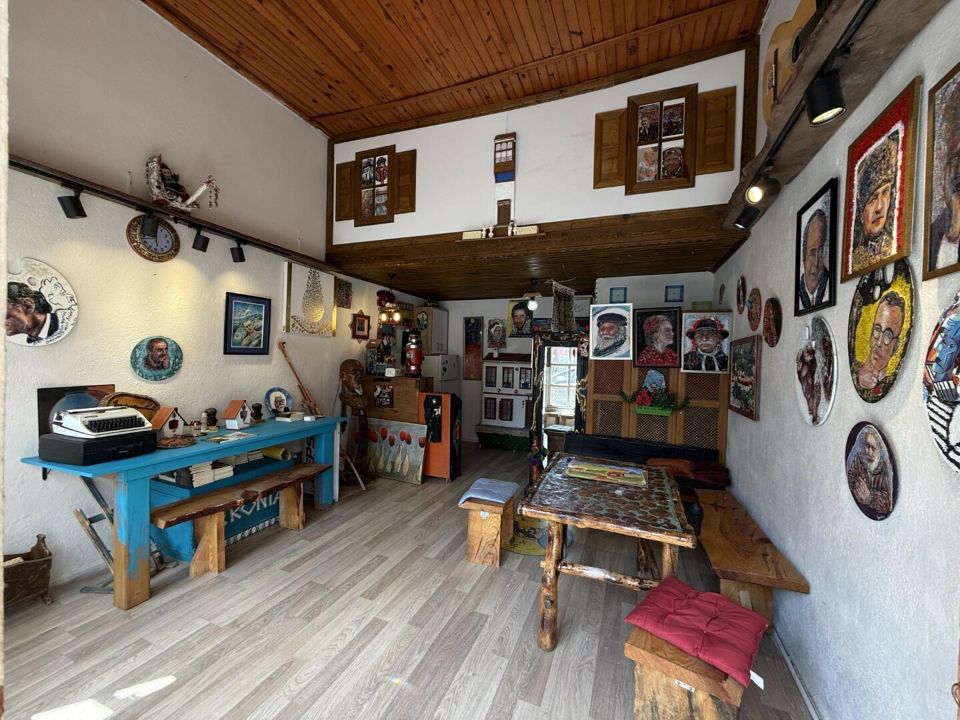 Tarihi semtte çay posasından portakal filesine, her şeyi esere dönüştürüyor