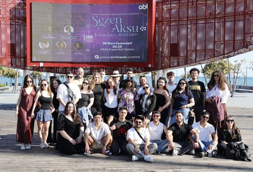 Erasmuslu gençlerden mini konser