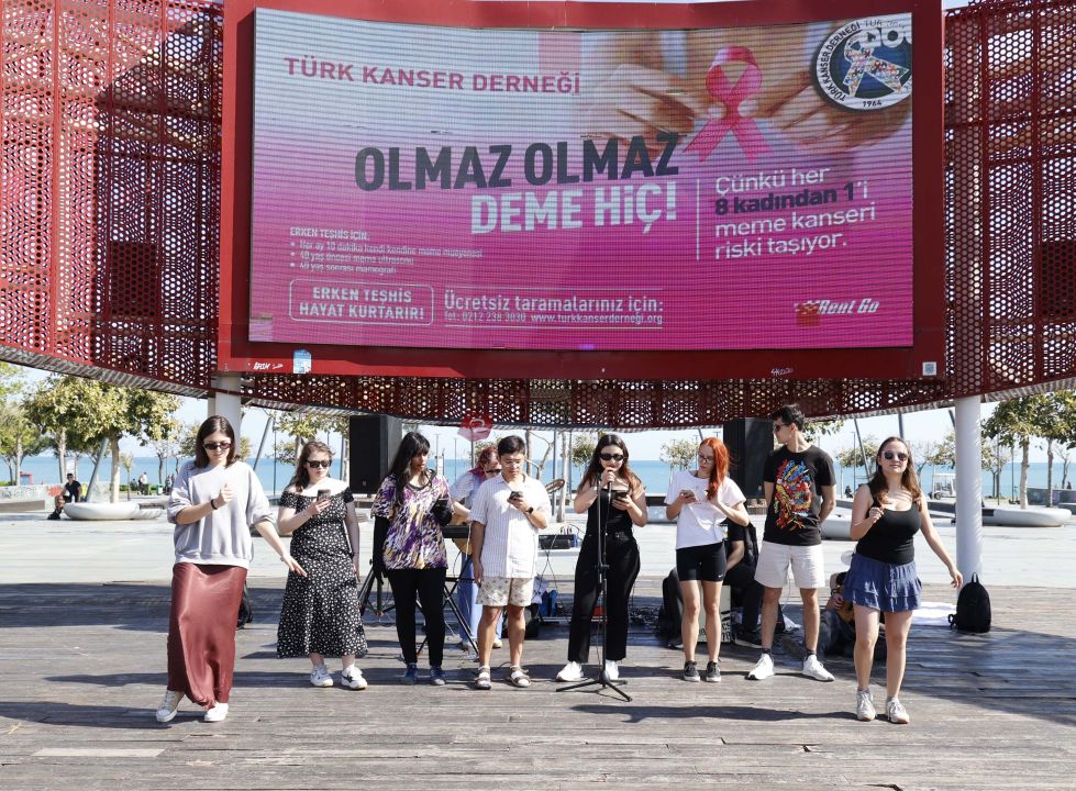 Erasmuslu gençlerden mini konser
