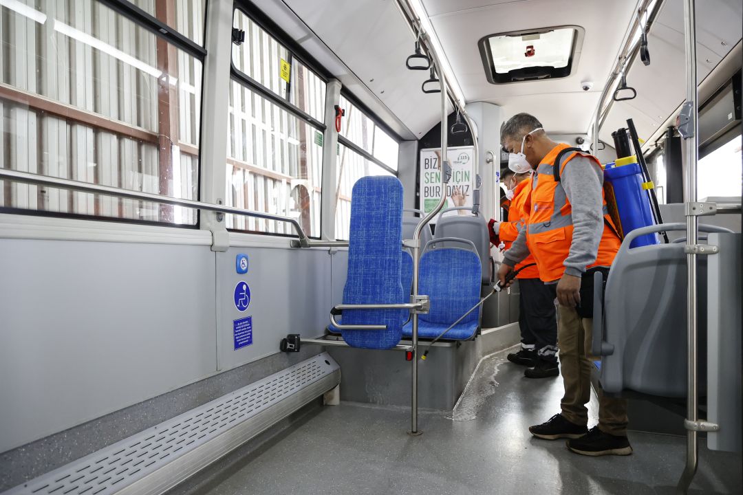 Büyükşehir toplu ulaşım araçlarını temizliyor