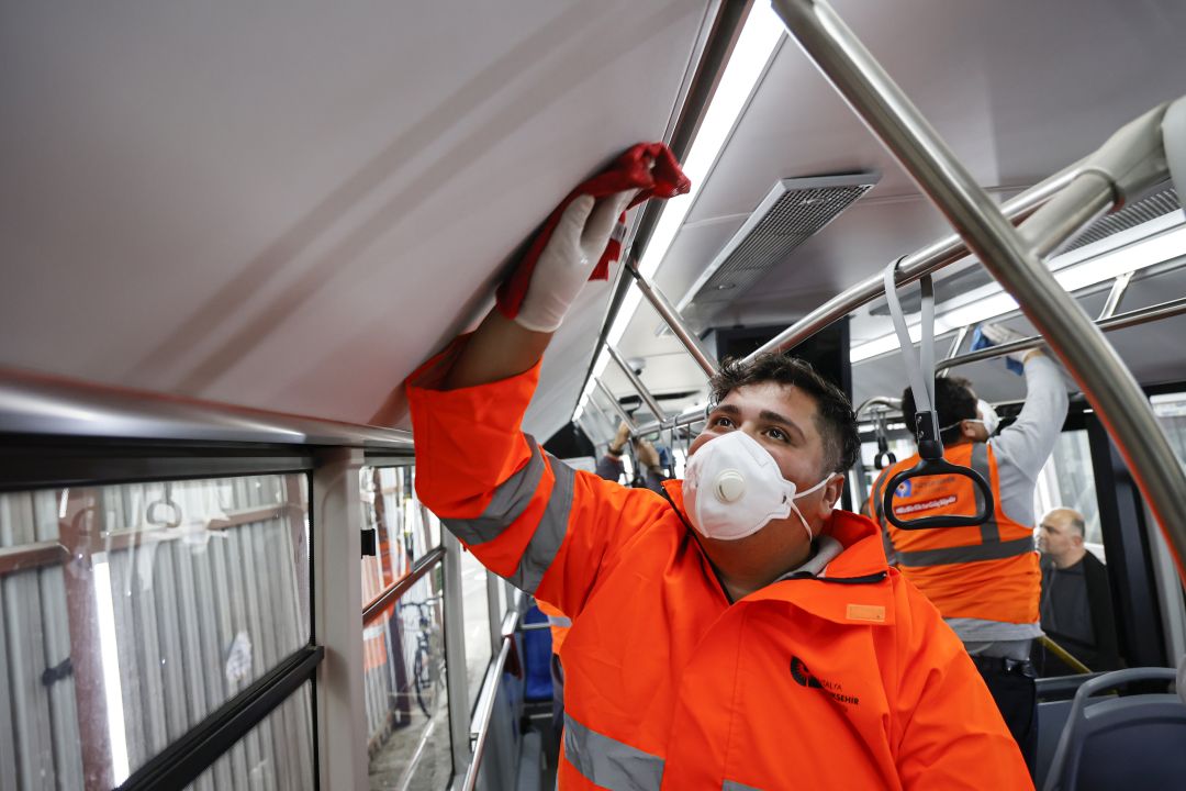Büyükşehir toplu ulaşım araçlarını temizliyor