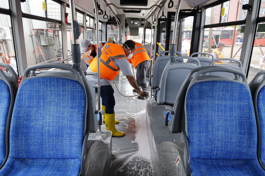 Büyükşehir toplu ulaşım araçlarını temizliyor