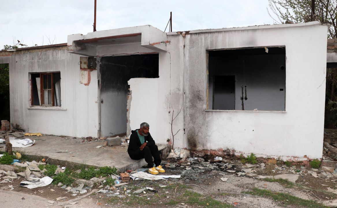 Felç geçiren kamyon şoförü, sokakta yaşam mücadelesi veriyor