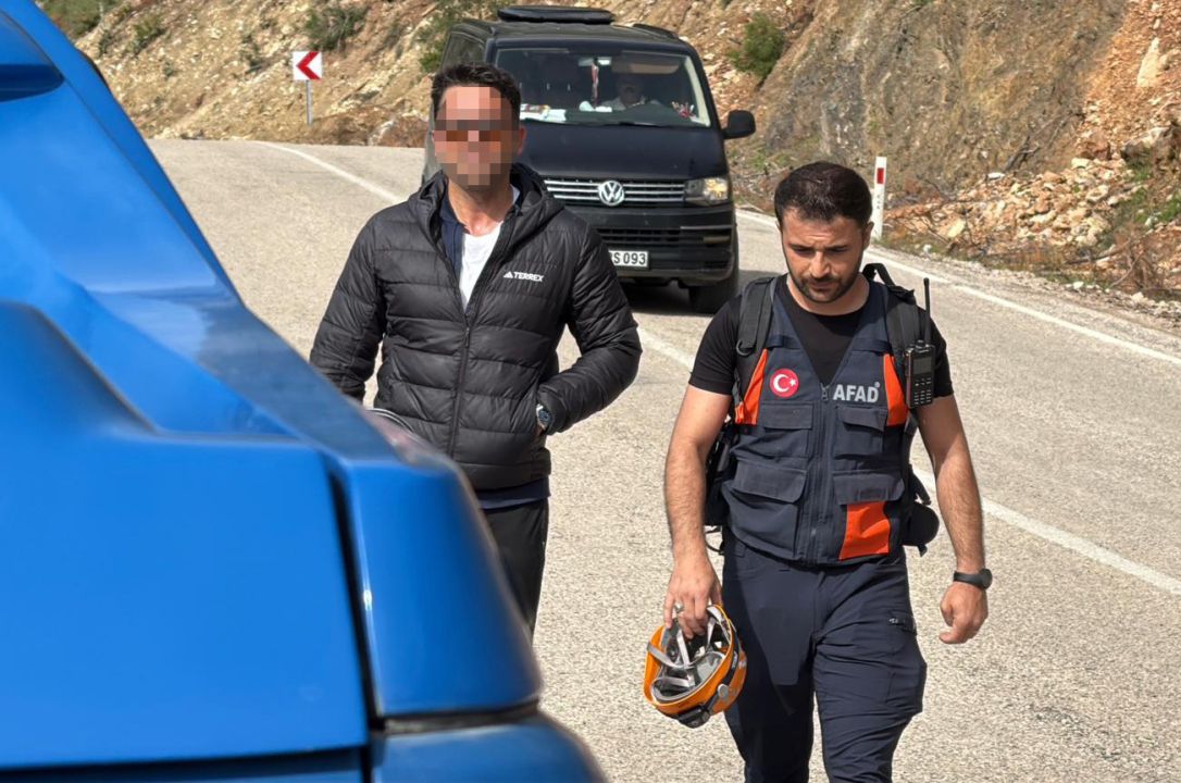 Dağda yolunu kaybetti, telefon şarjı bitince dronla bulundu