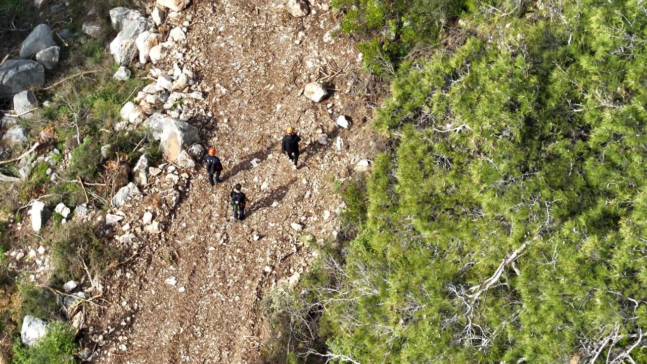 Dağda yolunu kaybetti, telefon şarjı bitince dronla bulundu