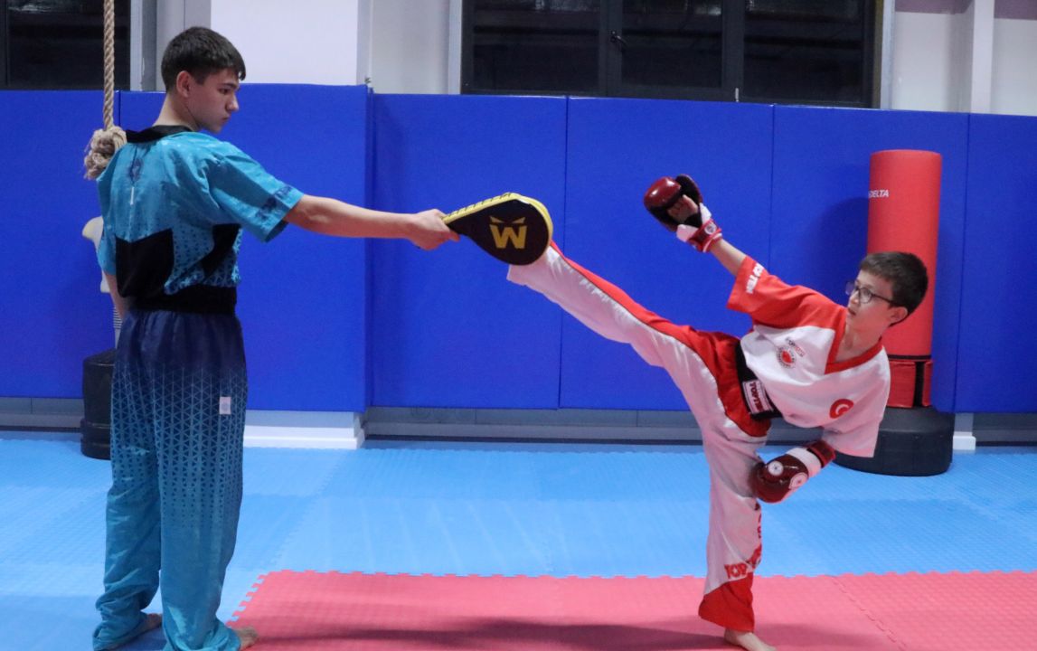 9 yaşındaki Yiğit Efe'nin hedefi, kick boksta Avrupa ve dünya şampiyonluğu