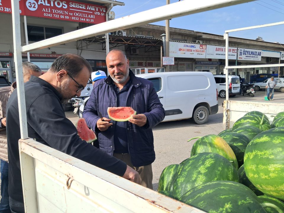 Antalya'da sezonun ilk erkenci karpuzu kilosu 40 liraya alıcı buldu