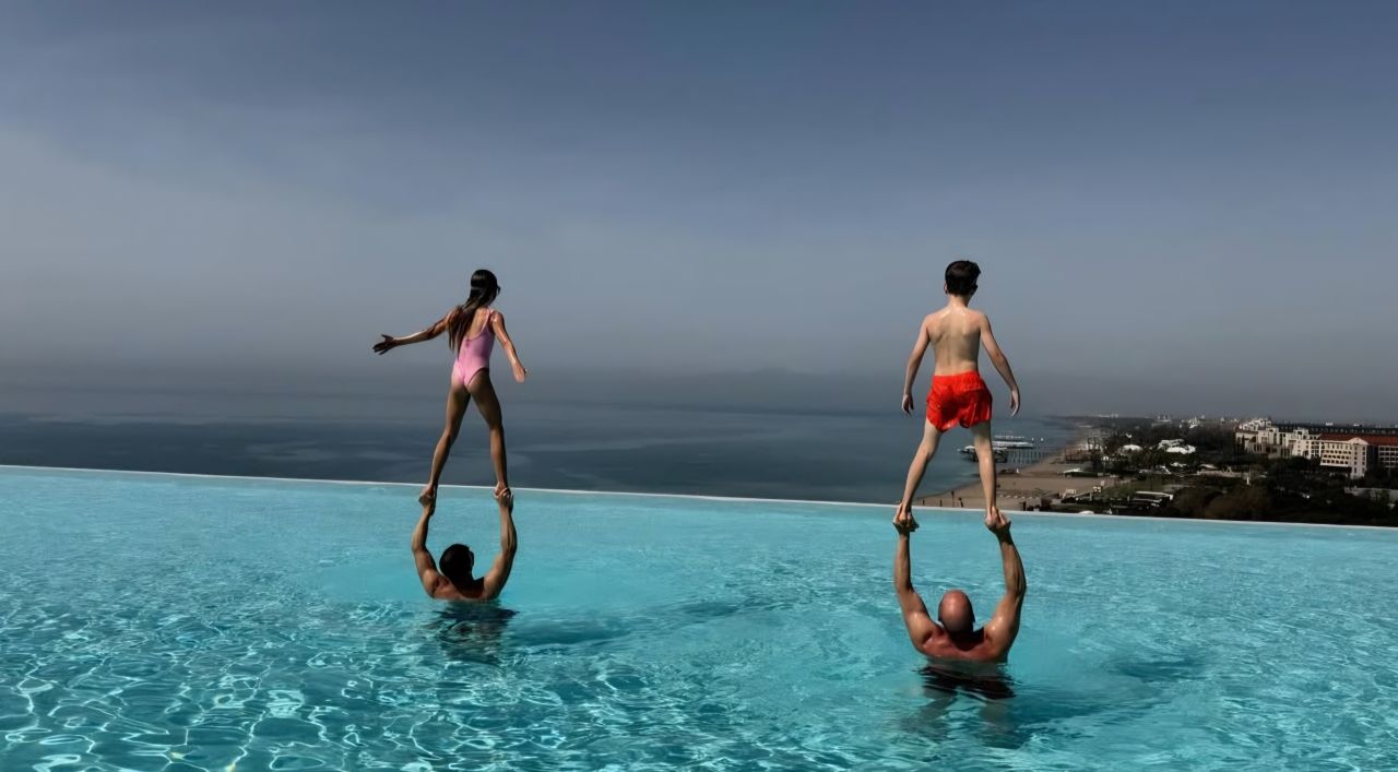 İngiliz oyuncu Jason Statham’dan sonsuzluk havuzunda poz