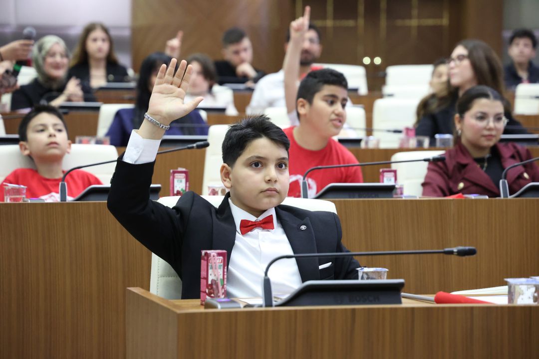Antalya Büyükşehir Meclisi'nde koltuklar çocuklarda