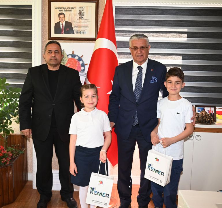 Öğrenciler başkanlık koltuğuna oturdu