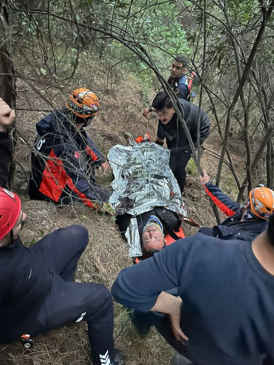 Uçurumdan düşen kazazedeyi ekipler kurtardı