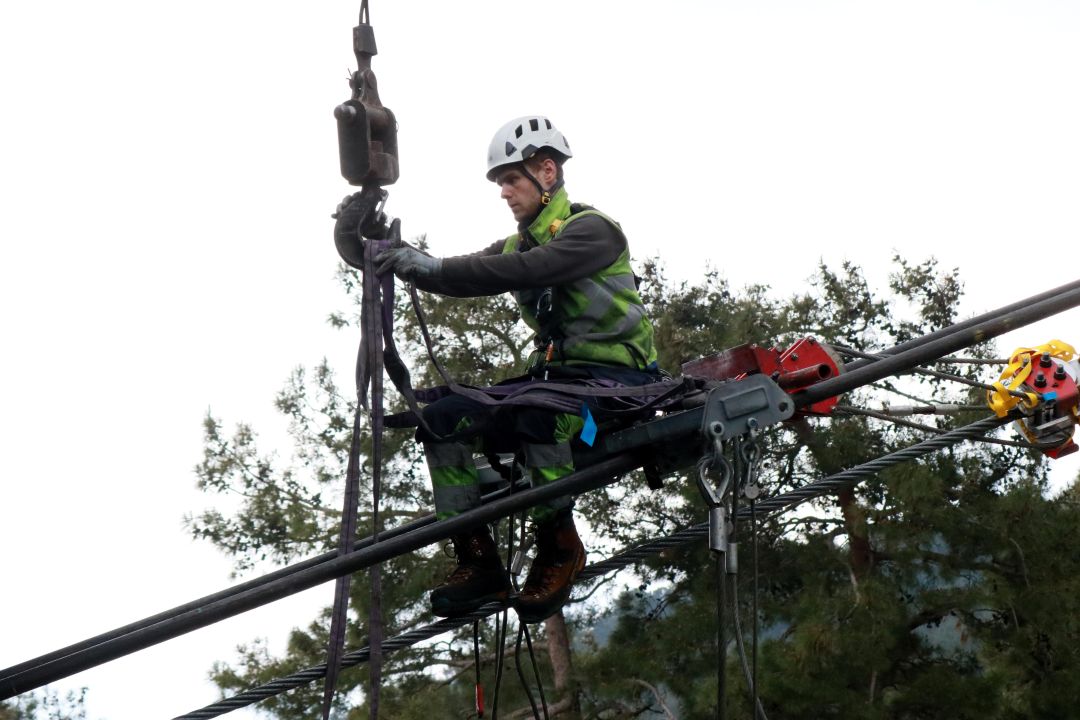 Türkiye'nin en büyük teleferiğinde zorlu bakım çalışması