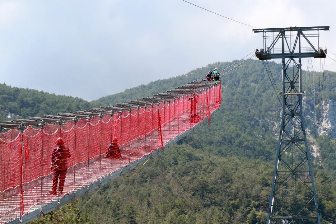 Türkiye'nin en büyük teleferiğinde zorlu bakım çalışması