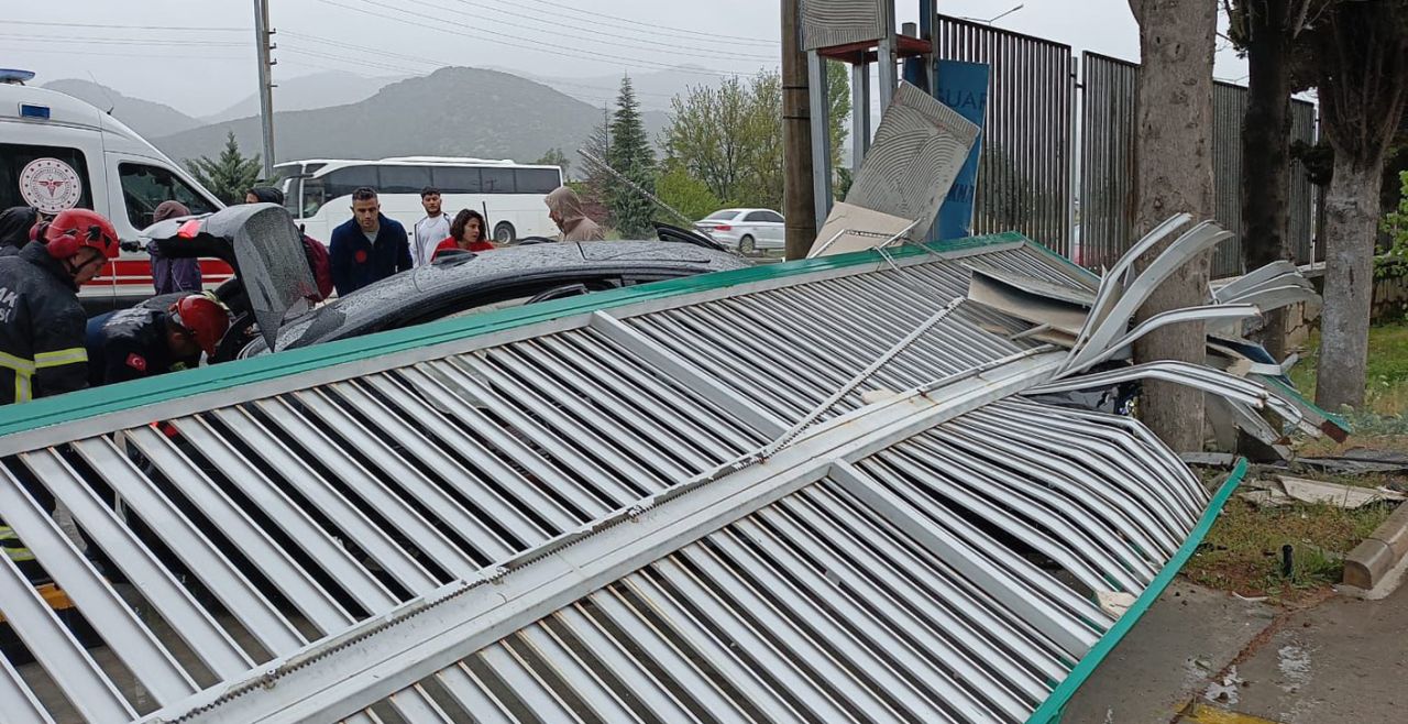 Otomobil fabrika kapısına çarptı: 2 yaralı