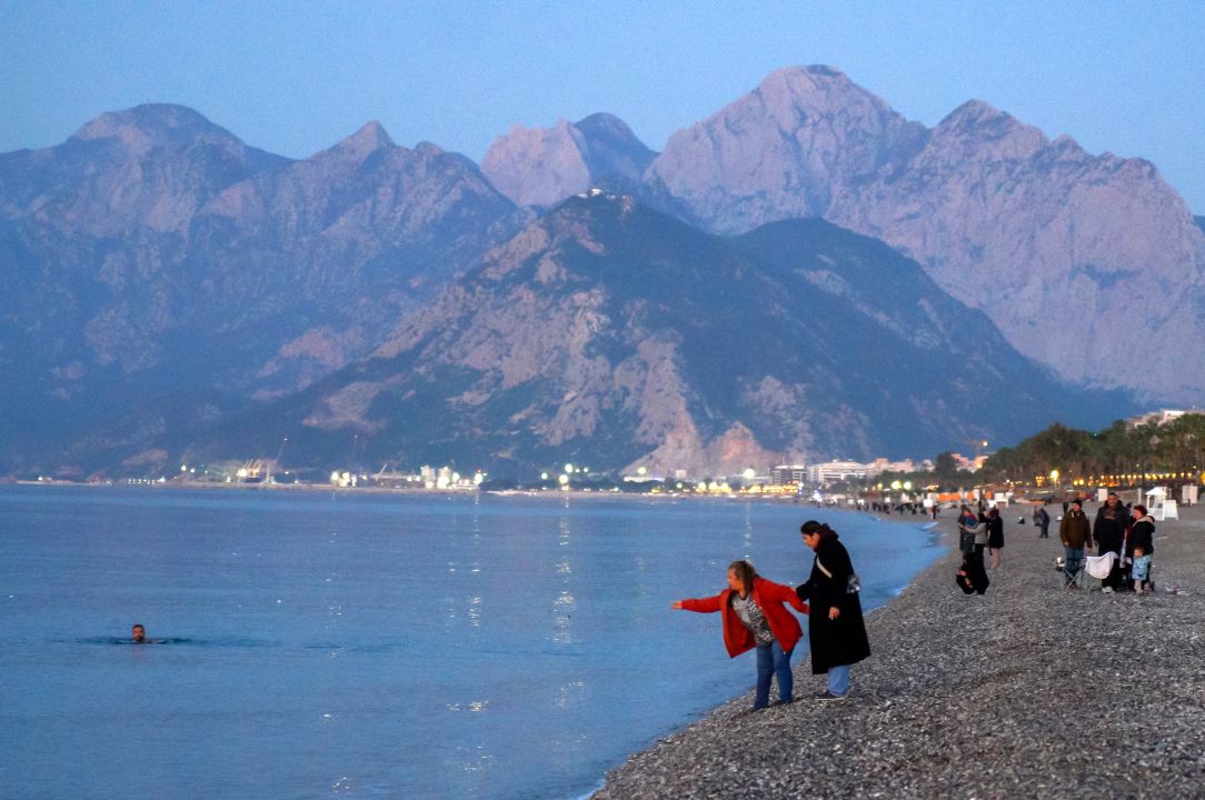 Antalya'da Hıdırellez dilekleri, günün ilk ışıklarıyla suyla buluştu