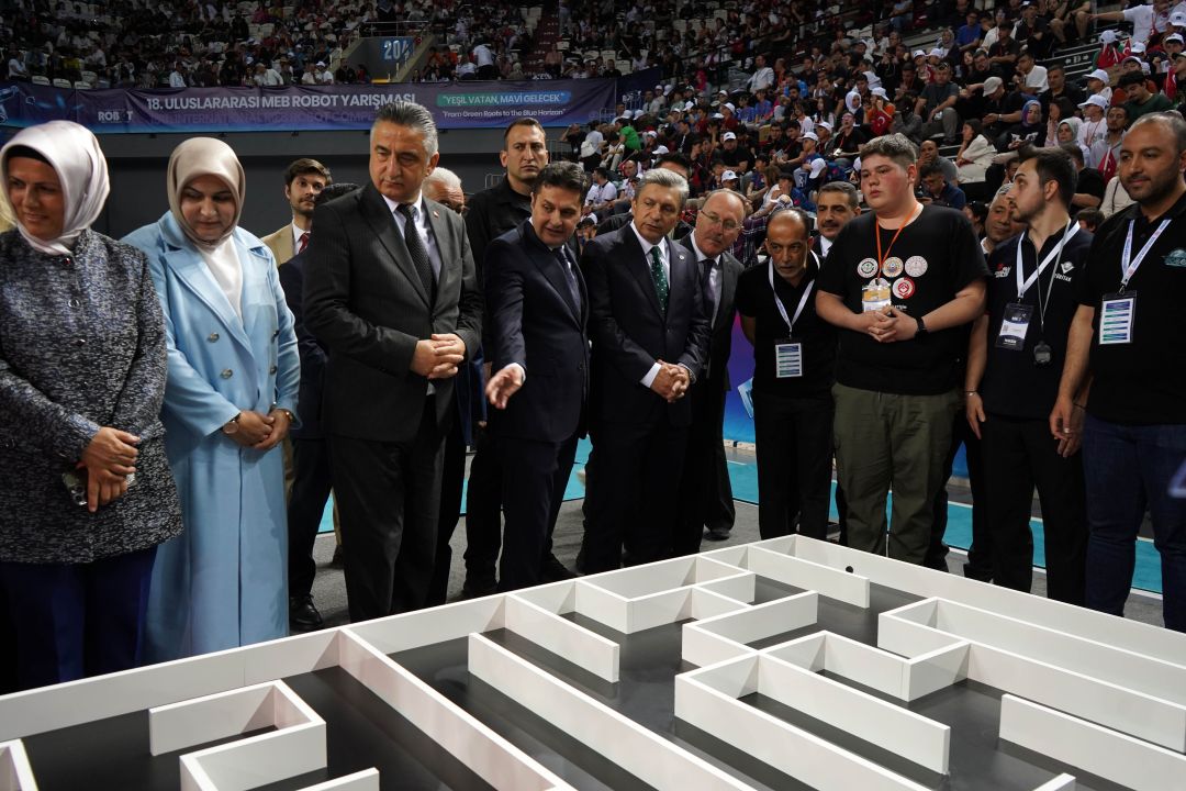 Robotlar, Antalya'da yarışıyor; 11 bin 200 katılımcı, 3 bin 600 robot sahnede