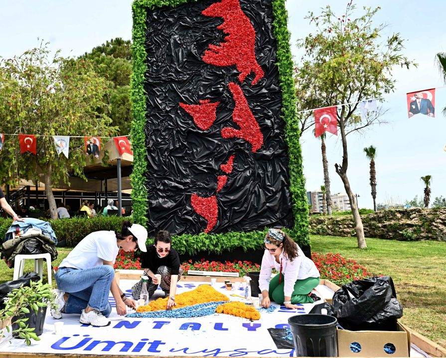 Antalya'da 130 bin çiçekle görsel şov