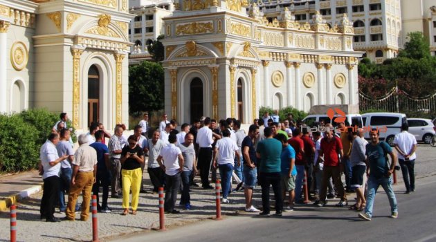 1.4 milyar dolarlık Mardan Palace'nın önünde işçinin alacaklı eylemi