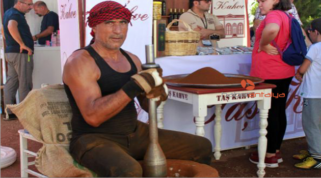 10 kilo kahve çıkarmak için 10 saat tokmak vuruyor