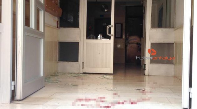 10 yaşındaki çocuk, cam kapıyı açmak isterken boğazını kesti