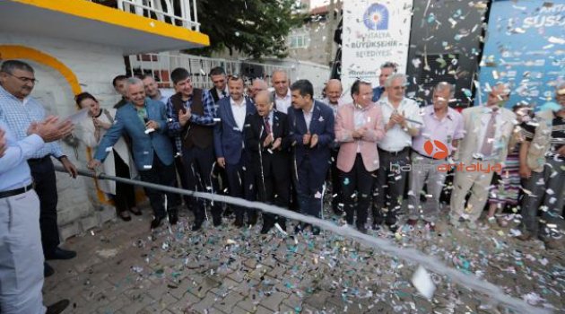 100 yıllık su sorunlarını çözen Türel'e, 97 yıllık saatle teşekkür ettiler