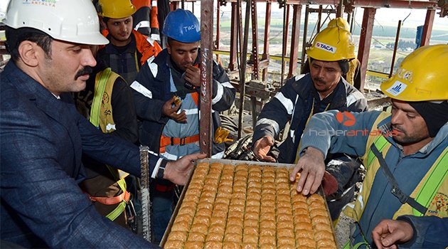 101 METRELİK EXPO KULESİNDE BAKLAVALI KUTLAMA