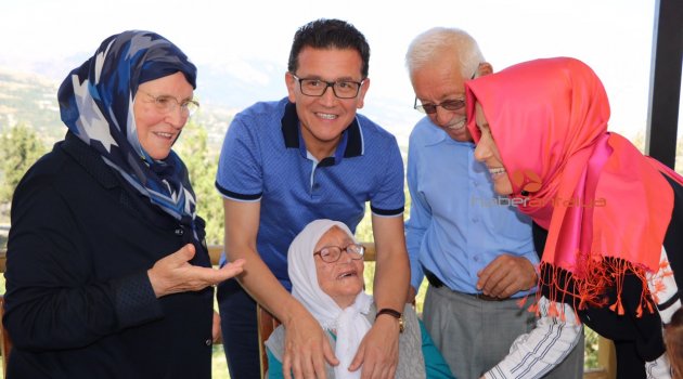 101 yaşındaki Hafize Nine 4 kuşak torunlarıyla bir araya geldi
