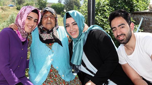 103 Yaşındaki Babaannesinin Elini Öptü