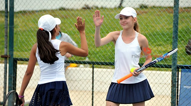 12 ÜLKENİN SPORCULARI 23 NİSAN İÇİN RAKET SALLIYOR