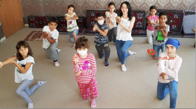 15 gönüllü öğretmen lösemili çocukları eğitiyor