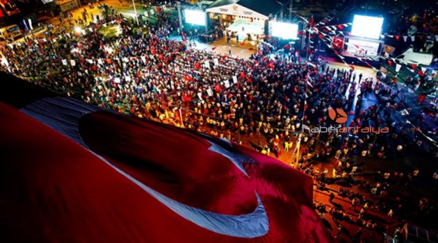 15 Temmuz’da tiyatro, mehteran gösterisi büyük beğeni topladı