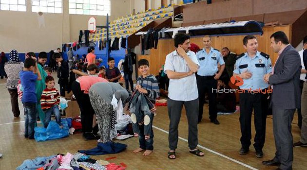 154 SURİYELİ KAÇAĞIN BULUNDUĞU TEKNE KARAYA OTURDU