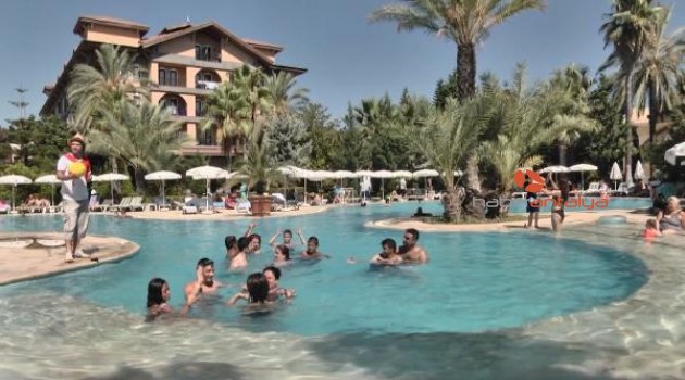 1650 engelli vatandaş kendilerine bakan aileleri ile birlikte Antalya'da tatil yaptı
