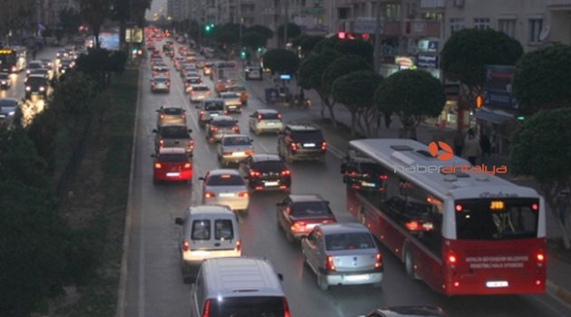 2,5 KİŞİYE BİR MOTORLU ARAÇ DÜŞÜYOR