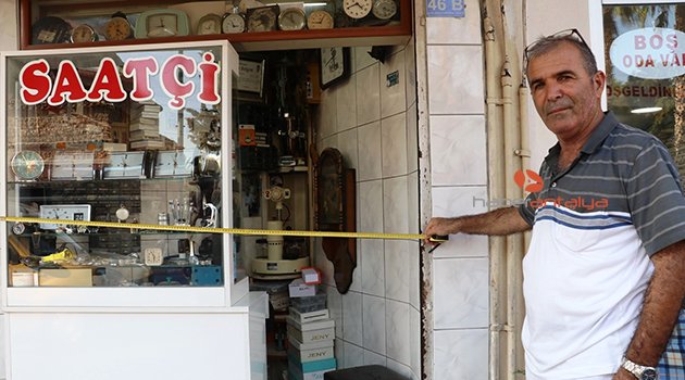 2 metrekarelik dükkânla 4 nüfusa bakıyor