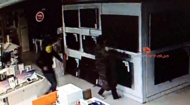 20 SANİYEDE İKİ TELEVİZYONU ÇALIP KAÇTILAR