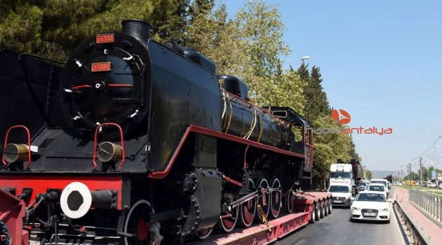 20. yüzyılın ilk buharlı lokomotifi karayoluyla Kepez'e geldi