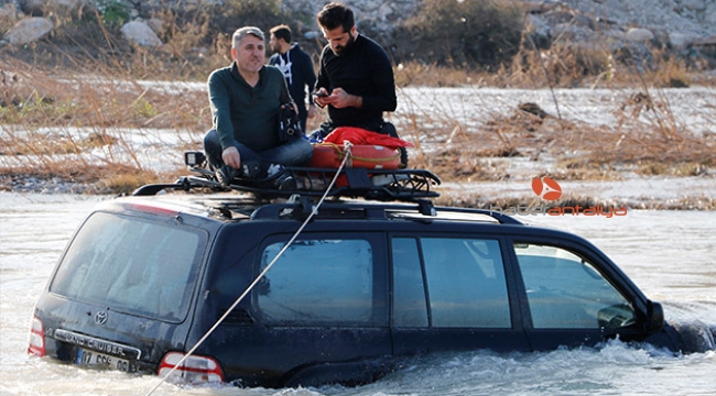 Akarsuyun ortasında kalan arazi aracı halatlarla kurtarıldı